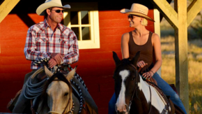 Kanada Saskatchewan La Reata Ranch Cowboy und Frau auf Pferd Foto La Reata Ranch